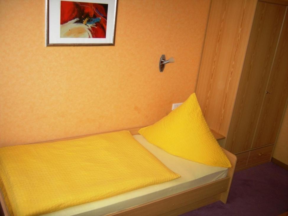 Weinstube Pension Moselbluemchen ツェルティンゲン・ラハティグ エクステリア 写真