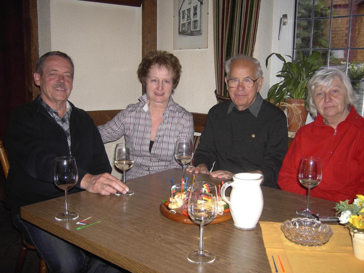 Weinstube Pension Moselbluemchen ツェルティンゲン・ラハティグ エクステリア 写真