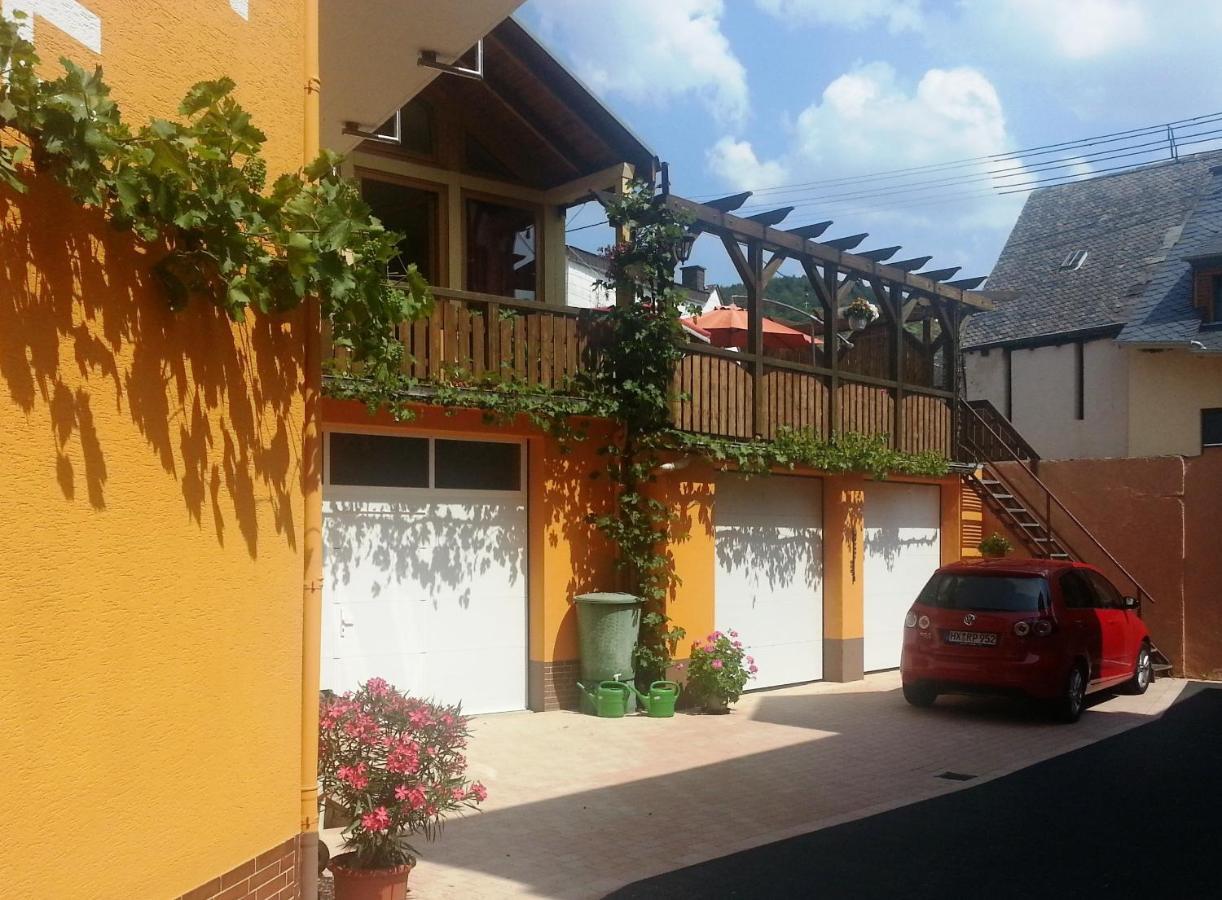 Weinstube Pension Moselbluemchen ツェルティンゲン・ラハティグ エクステリア 写真