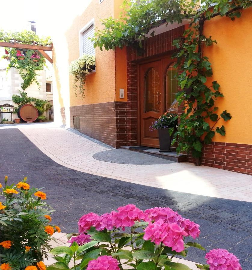 Weinstube Pension Moselbluemchen ツェルティンゲン・ラハティグ エクステリア 写真