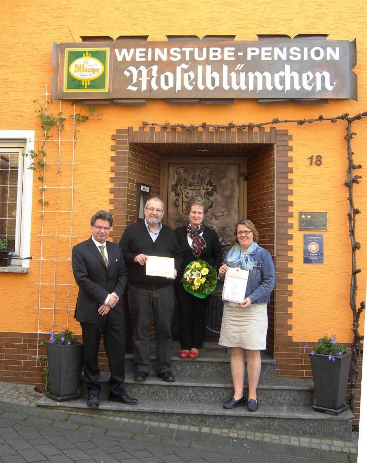 Weinstube Pension Moselbluemchen ツェルティンゲン・ラハティグ エクステリア 写真